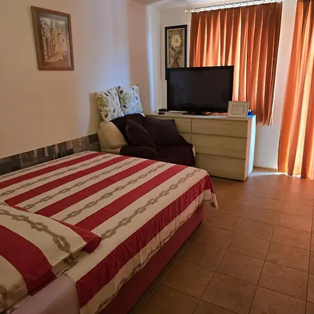 Sunflower By The Sea Апартаменты Трогир