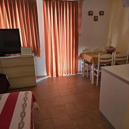 Sunflower By The Sea Апартаменты Трогир